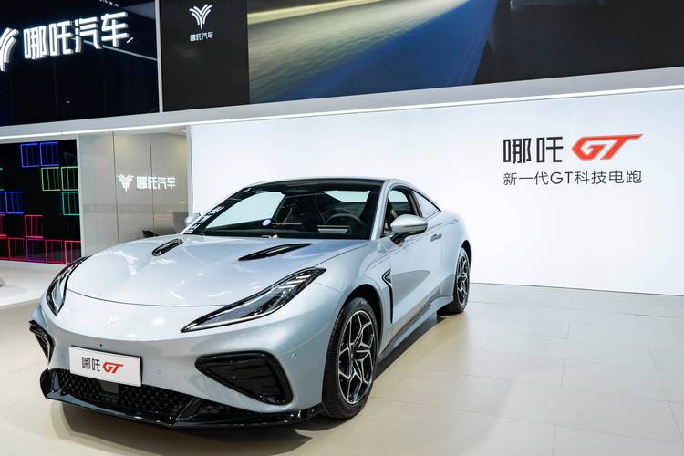 成都锦江区华汇博企业管理咨询哪吒汽车在智能汽车领域的表现，领途汽车在新能源汽车市场中的影响力